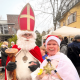 Weihnachtsmarkt statt Weihnachtsfeier Bewohnerin mit Nikolaus