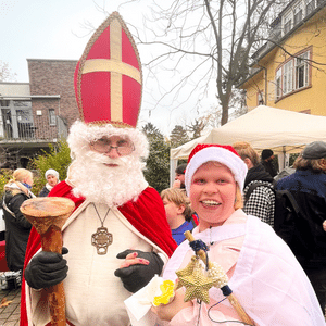 Weihnachtsmarkt statt Weihnachtsfeier Bewohnerin mit Nikolaus