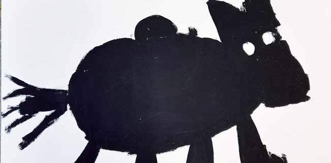 Auf dem Bild sieht man ein schwarzer Tier, welches mit Acryl von Heike Simon gemalt wurde.