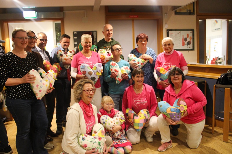 vernissage_eschborner_hingucker_herzkissen_07112025-18